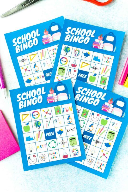 Четири сини карти за бинго обратно в училище с училищни изображения върху тях