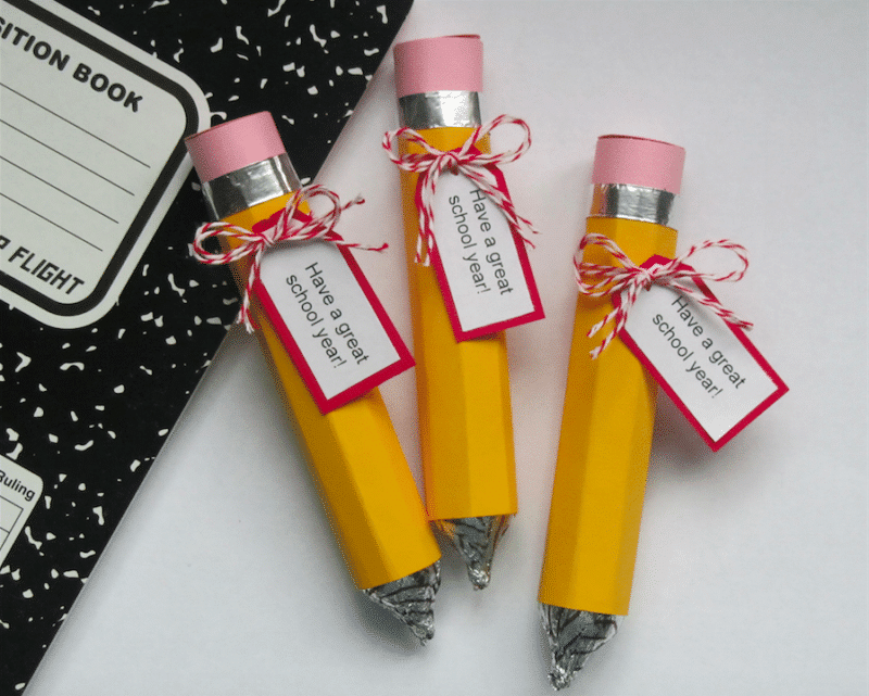 Lápices de papel con rolos en el interior y etiquetas de regalo.
