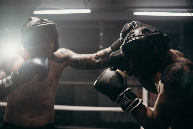   Muži nosí černé boxerské rukavice při boji