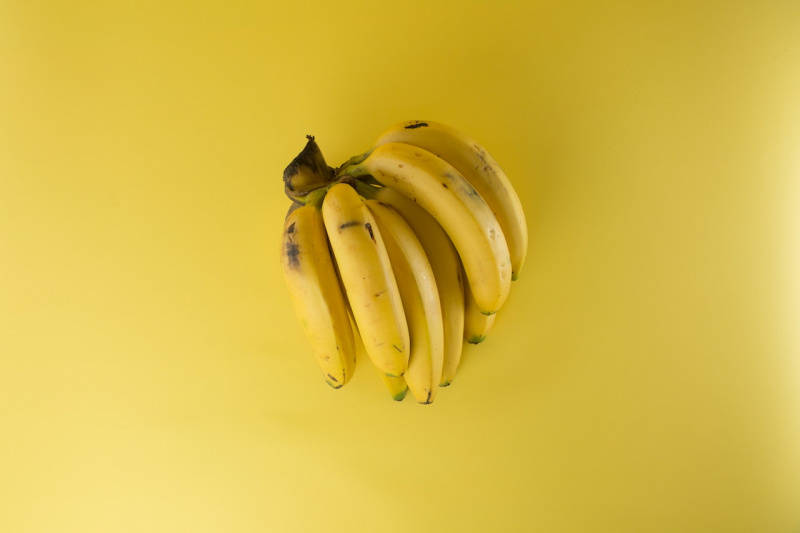   กล้วยสุกที่มีพื้นหลังสีเหลือง