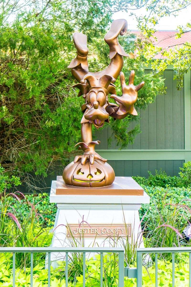 Praštěná socha u Mickeyho