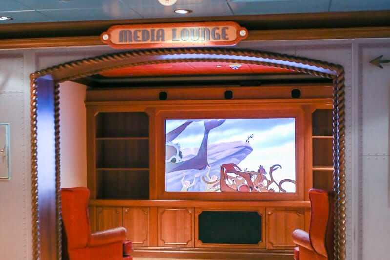 Jei planuojate pirmą kartą važiuoti „Disney“ kruizu ar net svarstote apie „Disney“ kruizą, turite perskaityti šį įrašą. Daugybė patarimų, gudrybių, pakavimo idėjų ir „Disney“ kruizinių linijų bei „Castaway Cay“ magijos ir nuostabos paslapčių. Kas žinojo, kad „Disney Cruises“ buvo tokie šaunūs suaugusiesiems, paaugliams ir net ikimokyklinio amžiaus vaikams! Tikrai išbandau durų dekorą ir žuvų ilgintuvus kitame mūsų kruize!