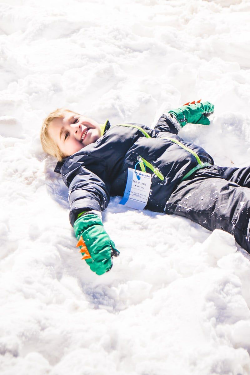 Spelen in de sneeuw is een van de leukste dingen om te doen in Ruidoso New Mexico