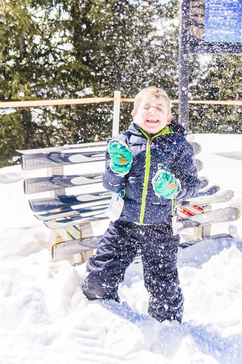 Uma criança brincando na neve no Ski Apache Ruidoso
