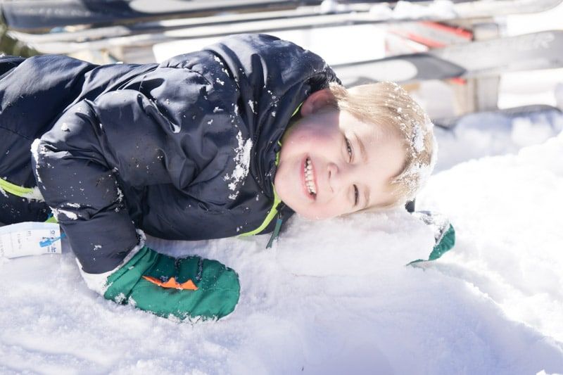 ילד משחק בשלג ב- Ski Apache Ruidoso