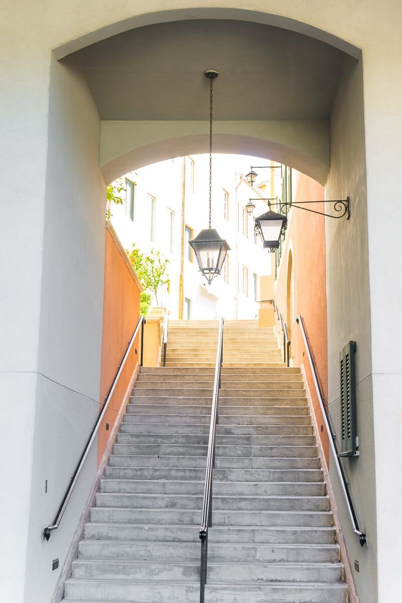 Milujte všechny schody a svítidla v hotelu Loews Portofino Bay