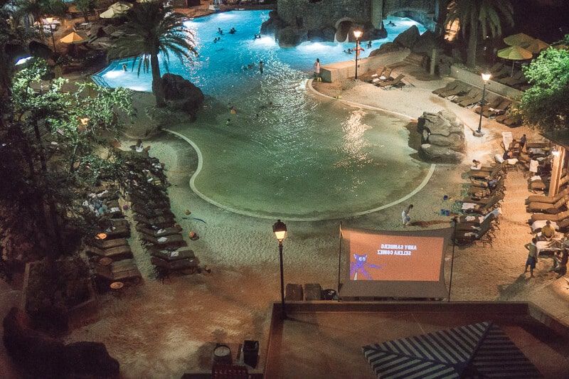 Užijte si noční ponorný film v Loews Portofino Bay Hotel