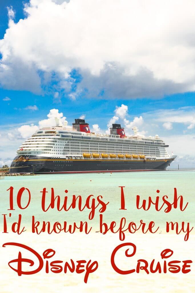 Jeśli planujesz swój pierwszy rejs Disney Cruise, a nawet rozważasz Disney Cruise, musisz przeczytać ten post. Mnóstwo porad i wskazówek, pomysłów na pakowanie i tajemnic magii i cudów linii wycieczkowych Disneya i Castaway Cay. Kto by pomyślał, że rejsy Disneya są tak fajne dla dorosłych, nastolatków, a nawet przedszkolaków! Zdecydowanie wypróbowuję wystrój drzwi i przedłużacze ryb podczas naszego następnego rejsu!