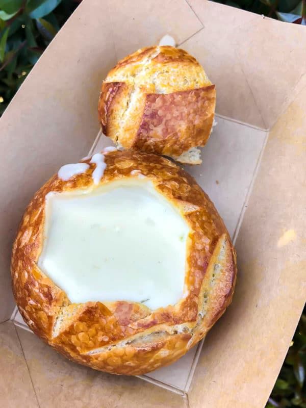 Sopa de queso cheddar blanco en un bol de pan en el Festival de Comida y Vino de Disneyland