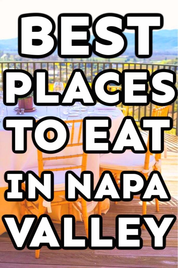 Taula de pati amb Napa Valley al fons i text per a Pinterest