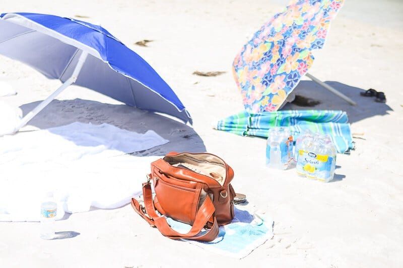 Списък със 7 важни неща за плажа, които винаги трябва да носите със себе си на плажа, а не само през лятото. Страхотен списък за жени, за тийнейджъри, за семейна почивка на плажа или дори само за уикенд на плажа. Определено ще ги добавя към моя списък за опаковане на плажа!