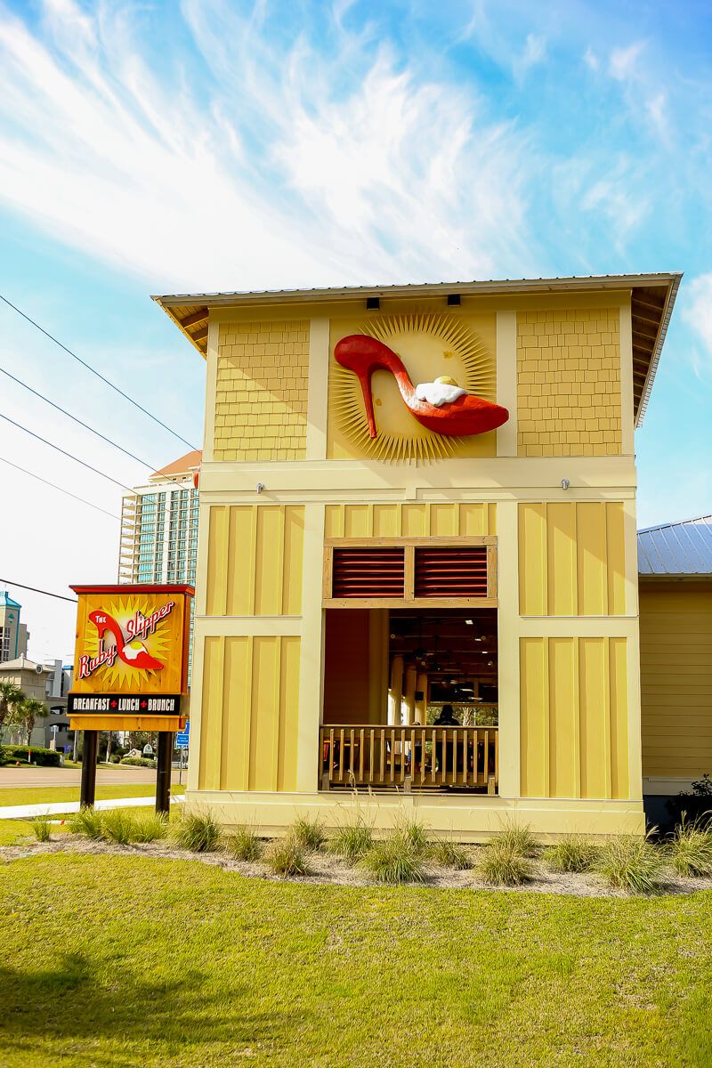 Ruby Slipper Cafe és un restaurant de Gulf Shores més conegut pels seus ous benedictes i cansalada de porc.