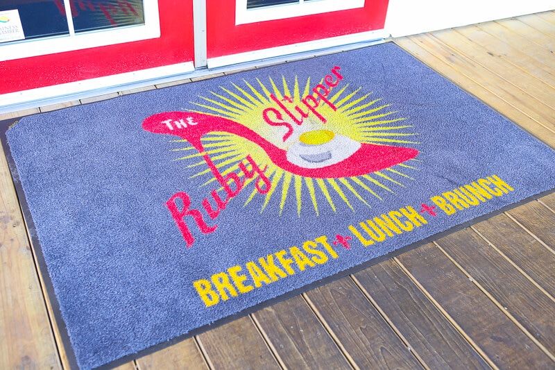 Ruby Slipper Cafe er en Gulf Shores Restaurant som er best kjent for egg Benedict og svinekjøttbacon!