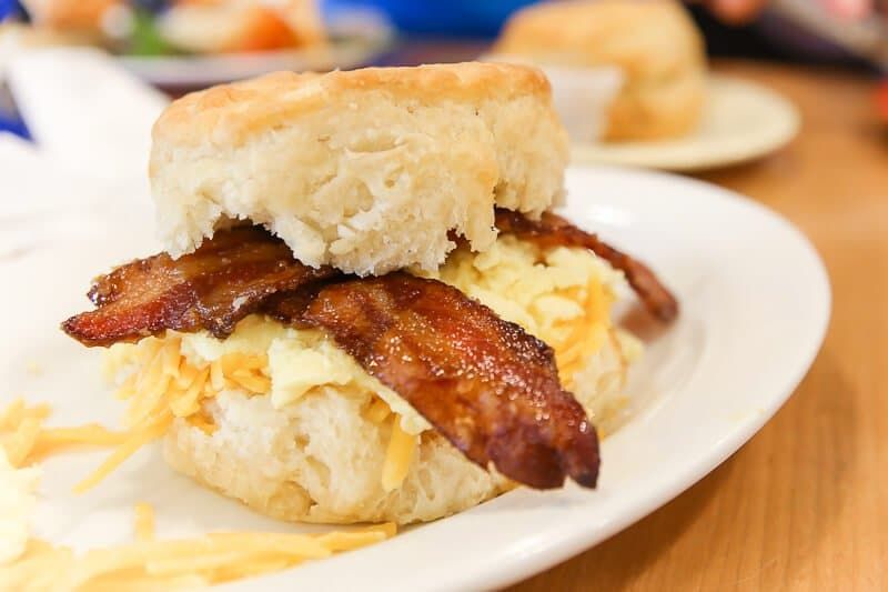 Ruby Slipper Cafe je restaurace Gulf Shores, která je nejlépe známá pro svůj benedikt s vejci a slaninu!