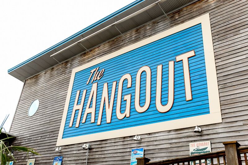 Das Hangout Gulf Shores ist eines der unterhaltsamsten Gulf Shores-Restaurants mit seinen Schaumpartys und seiner großartigen Speisekarte!