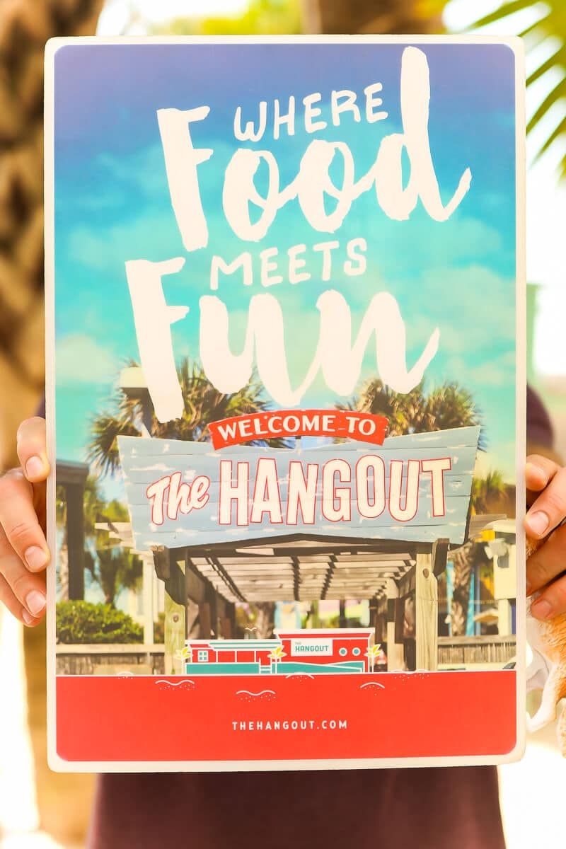 El Hangout Gulf Shores és un dels restaurants més divertits de Gulf Shores amb les seves festes d’escuma i un menú fantàstic.