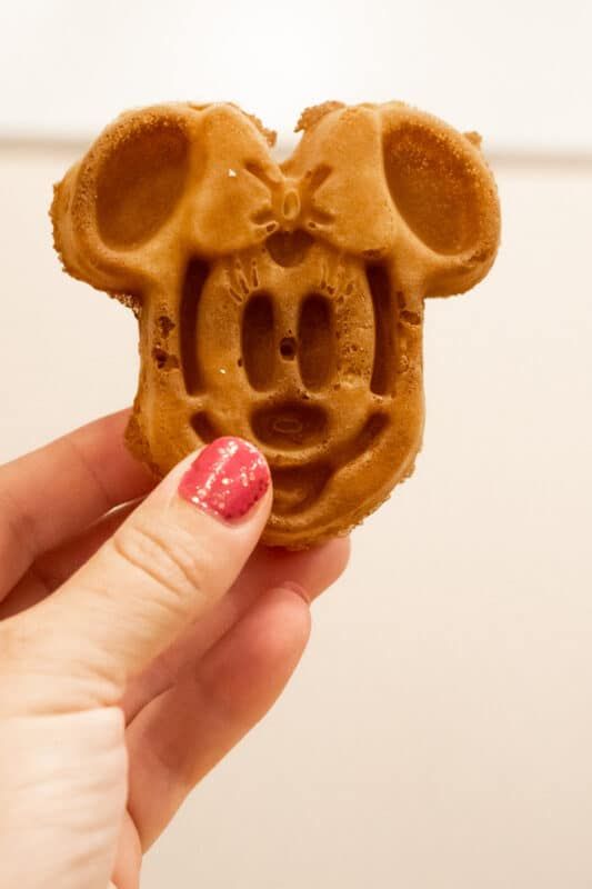 Kamay na may hawak na isang Minnie waffle