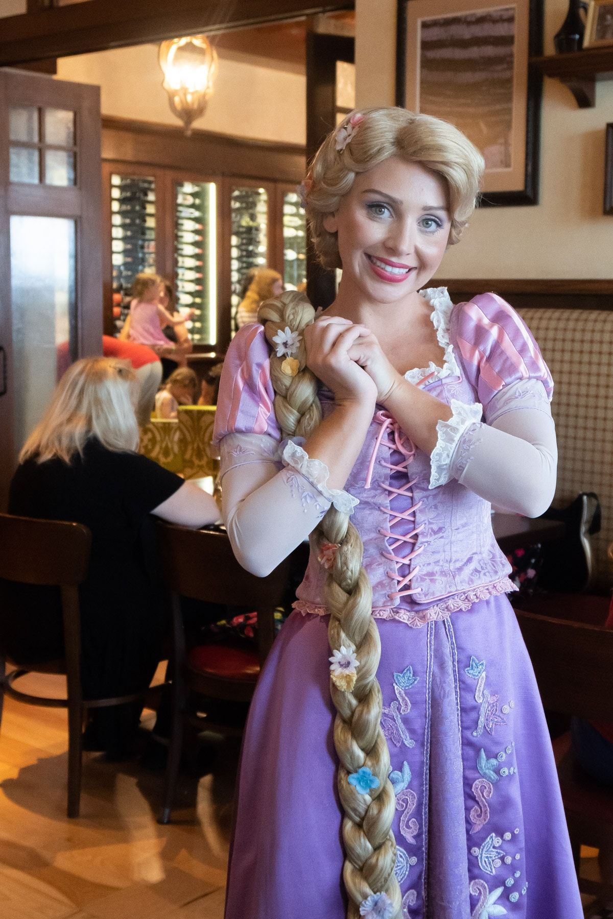 Rapunzel em vestido roxo na Trattoria al Forno