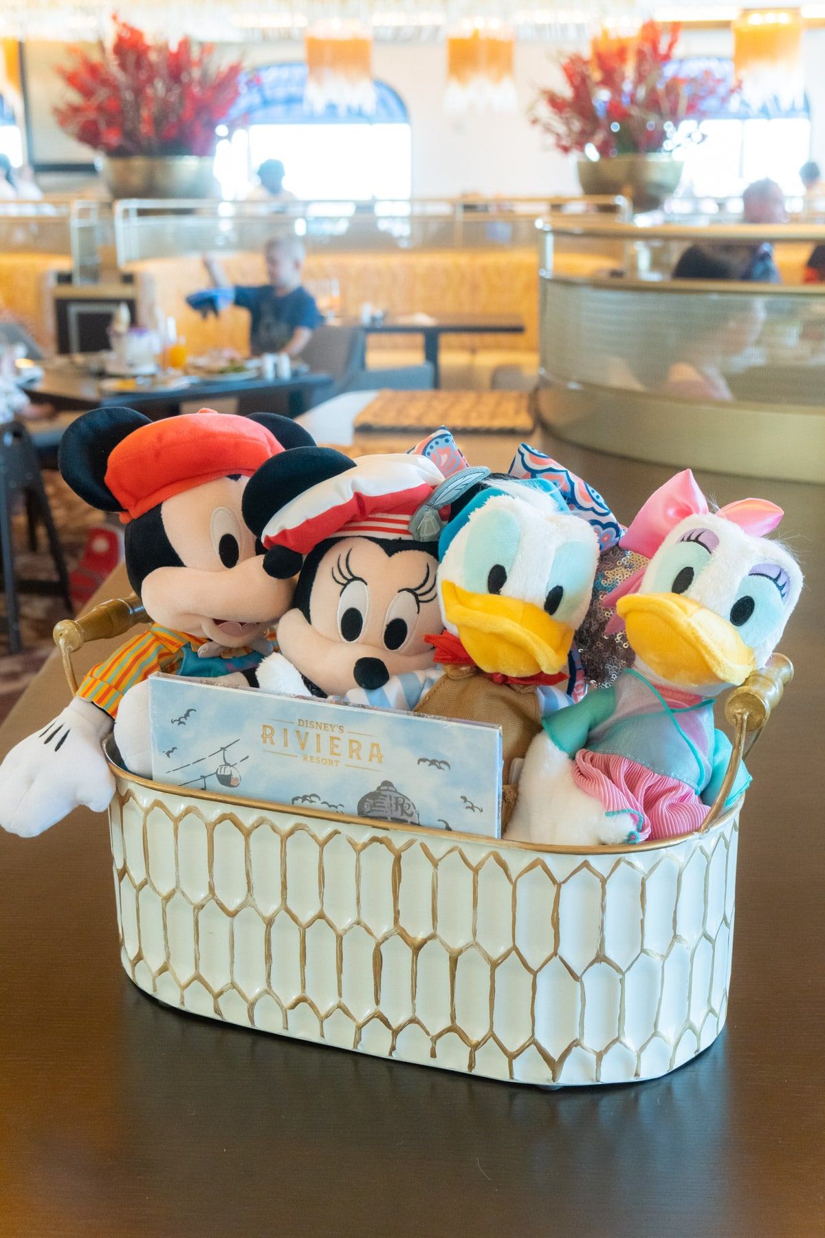 Basket na may plush na sina Mickey, Minnie, Daisy, at Donald