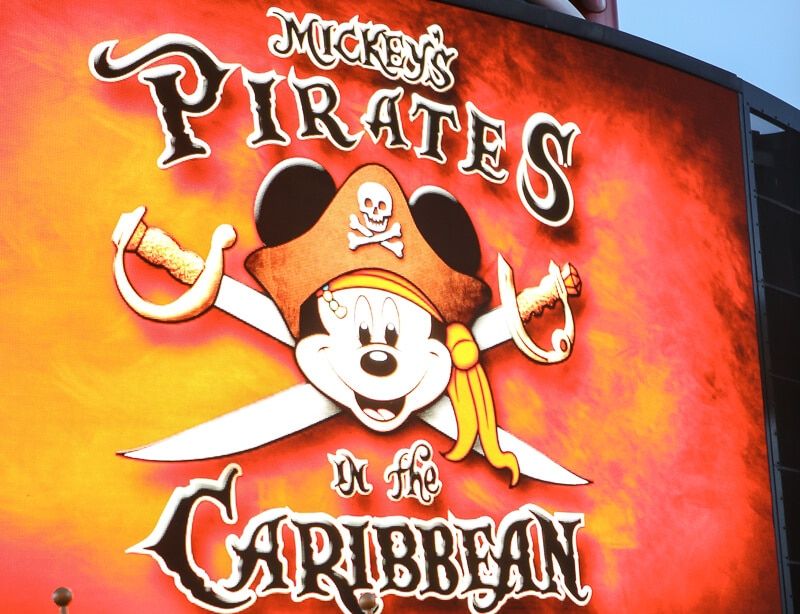 ¡Formas increíbles de celebrar la noche pirata en tu próximo crucero de Disney! ¡Todo, desde divertidas ideas de disfraces y atuendos hasta productos que no necesitas llevar contigo! ¡Sé que a mis hijos les encantará la fiesta de piratas y princesas!