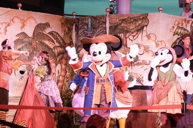 ¡Formas increíbles de celebrar la noche pirata en tu próximo crucero de Disney! ¡Todo, desde divertidas ideas de disfraces y atuendos hasta productos que no necesitas llevar contigo! ¡Sé que a mis hijos les encantará la fiesta de piratas y princesas!