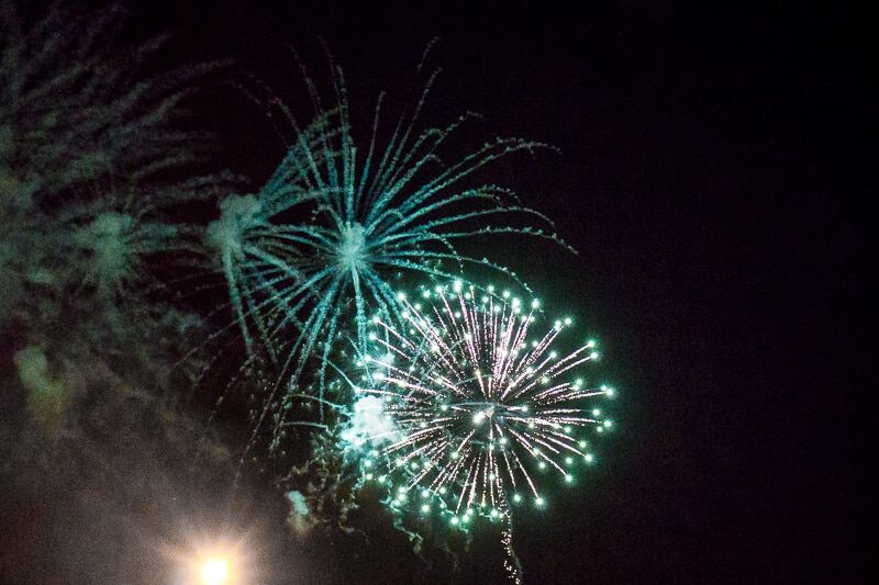 Focuri de artificii lângă Daytona Beach Bandshell sâmbătă seara