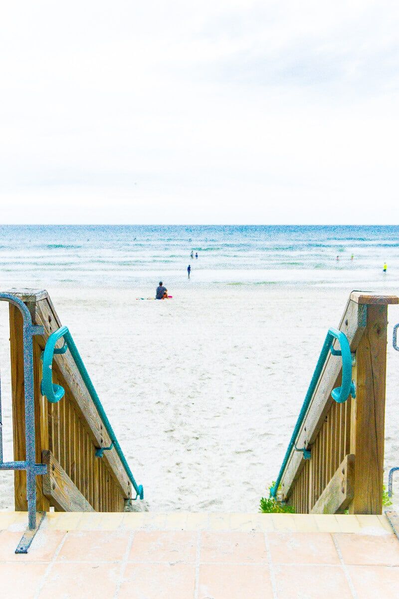 Pastaigājieties no Ocean Walk Daytona pludmales līdz pludmalei zemāk