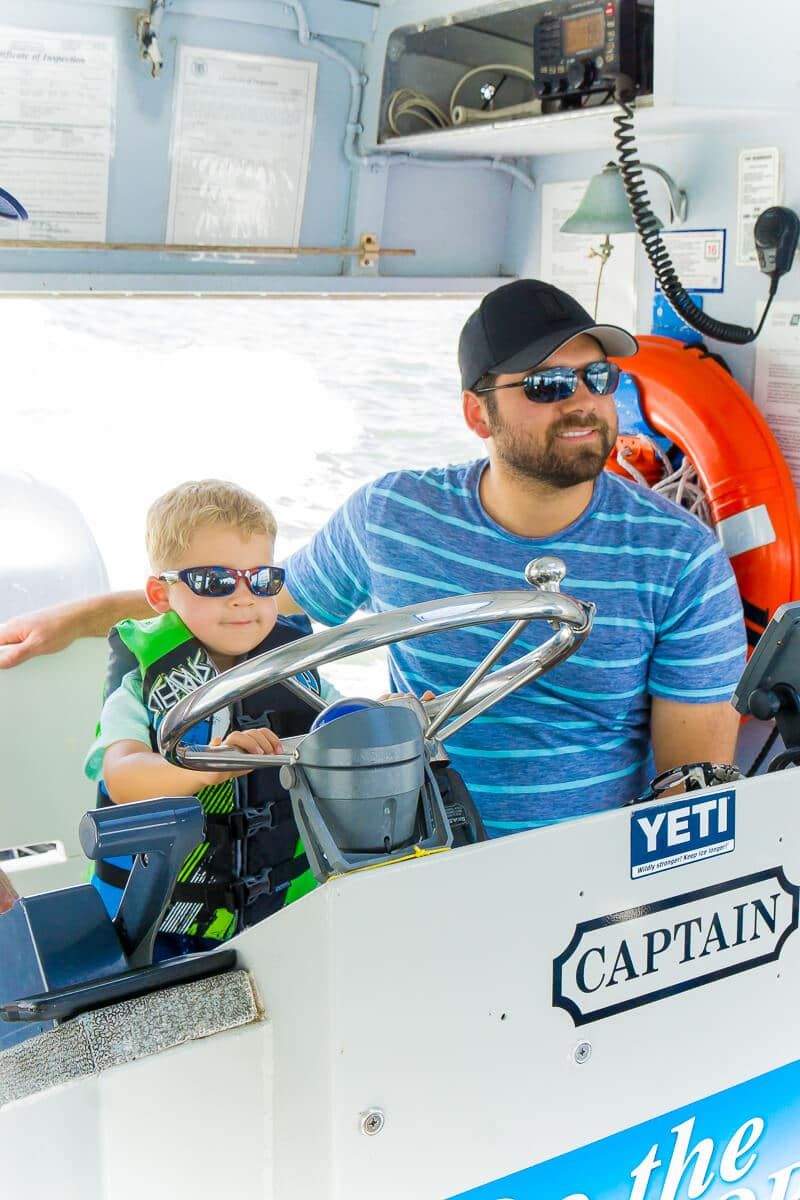 Barn kan köra båten i Daytona Beach