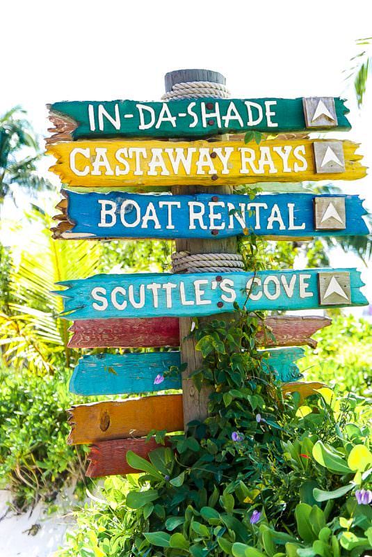 Skyltar på Disney Castaway Cay som pekar vart man ska gå
