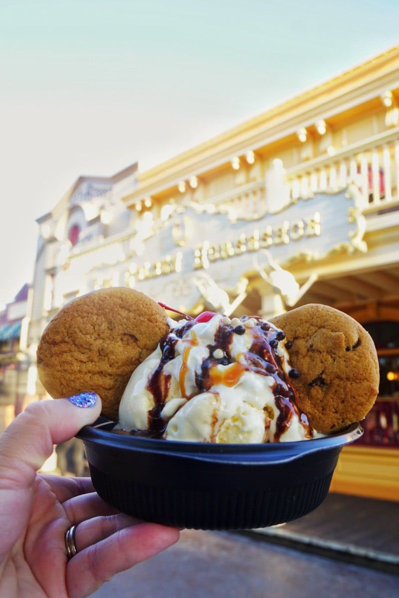 Čokoláda čip cookie kus zmrzliny v Disneylandu