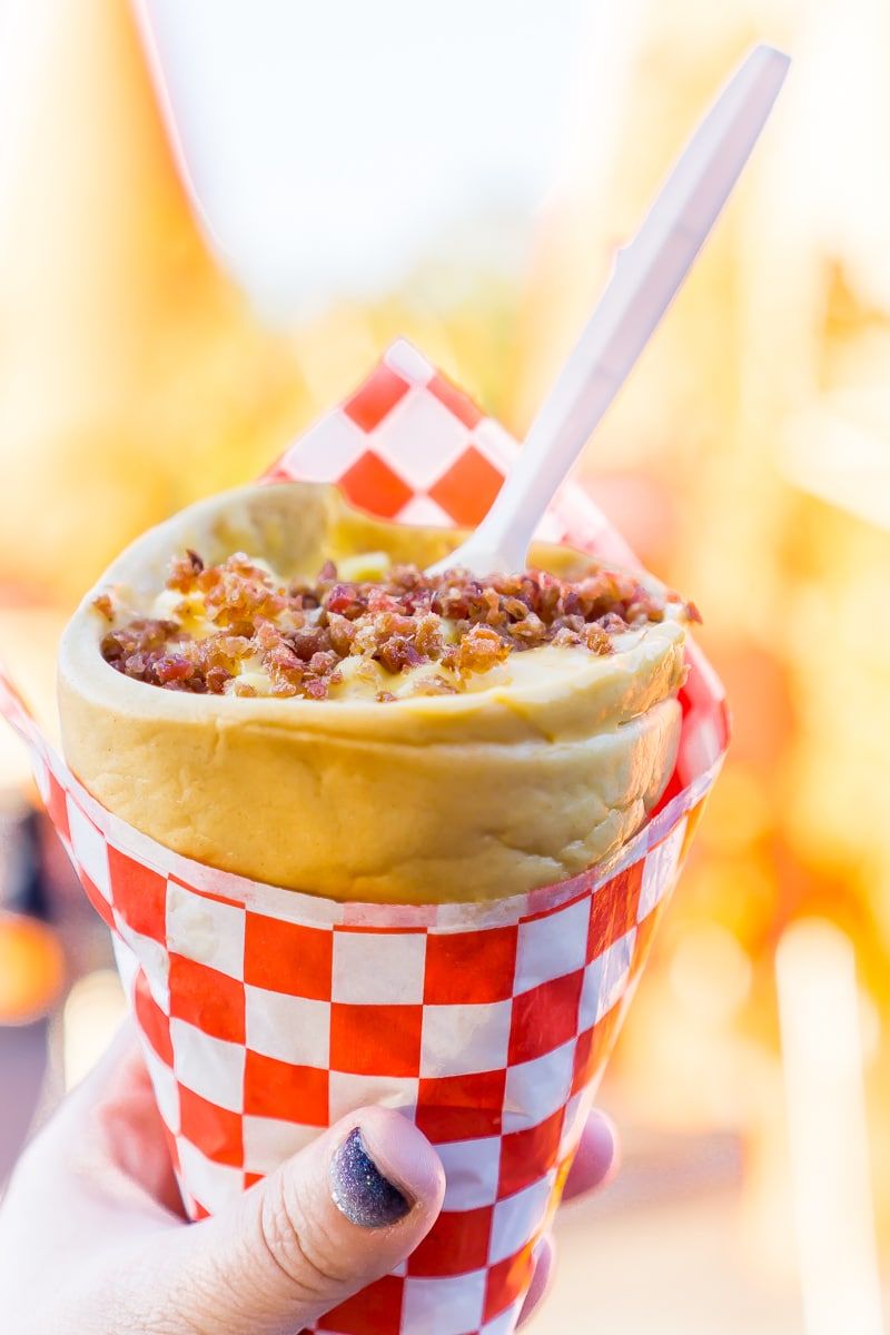 Uma comida favorita da Disneylândia são os cones de macarrão e queijo