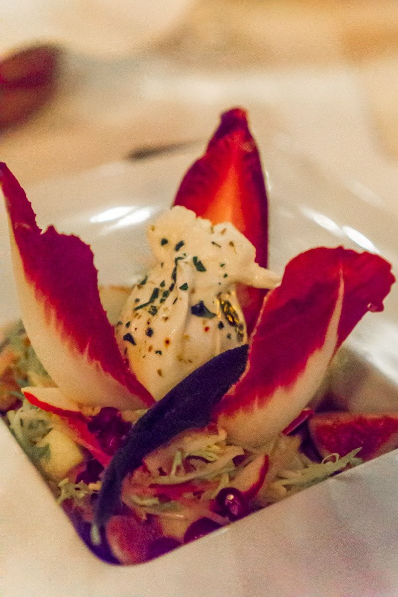 Burrata salāti vienā no labākajām ēdināšanas vietām Disneja pasaulē