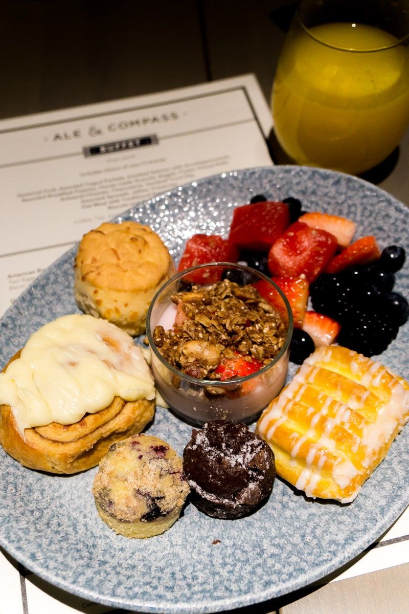 Plato de comida buffet de desayuno disponible con el plan de comidas de Disney World