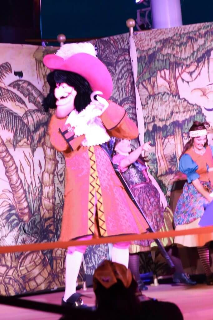 Maneres increïbles de celebrar la nit dels pirates al vostre proper creuer a Disney. Des de idees divertides de disfresses i vestits fins a productes que no necessiteu portar! Sé que als meus fills els encantarà la festa dels pirates i les princeses.