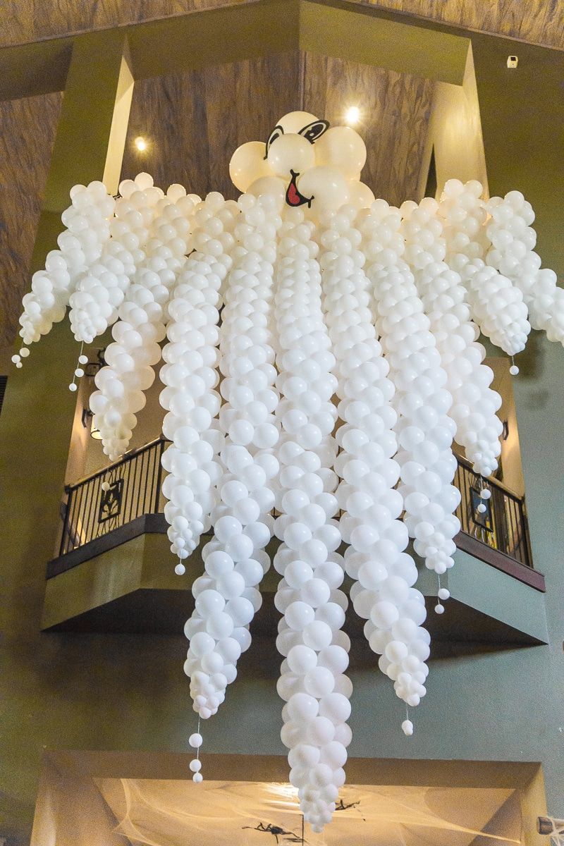 Každý velký vlčí domek má během Howloweenu úžasnou balónovou sochu