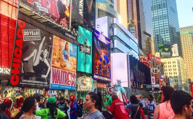 Kuus peavad New Yorgis asju nägema ja neid tegema, mis on ideaalne järgmiseks korraks, kui reisite sõbrannade või oma märkimisväärse kaaslasega suure õuna juurde. Kõik alates ostlemisest kuni Broadway etenduse nägemiseni kuni pitsa haaramiseni Times Square
