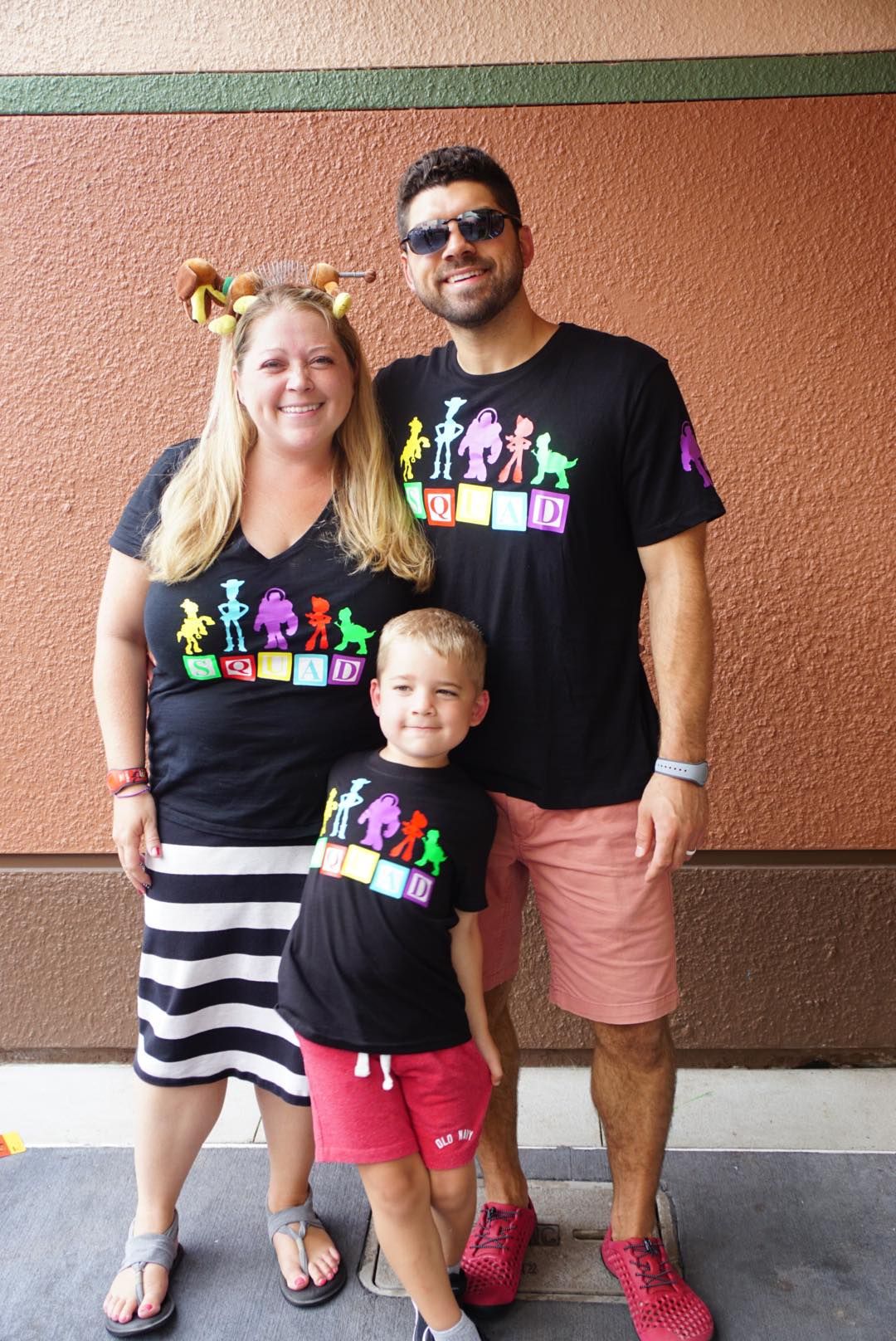 Imatge d’una família que porta camises per Toy Story Land