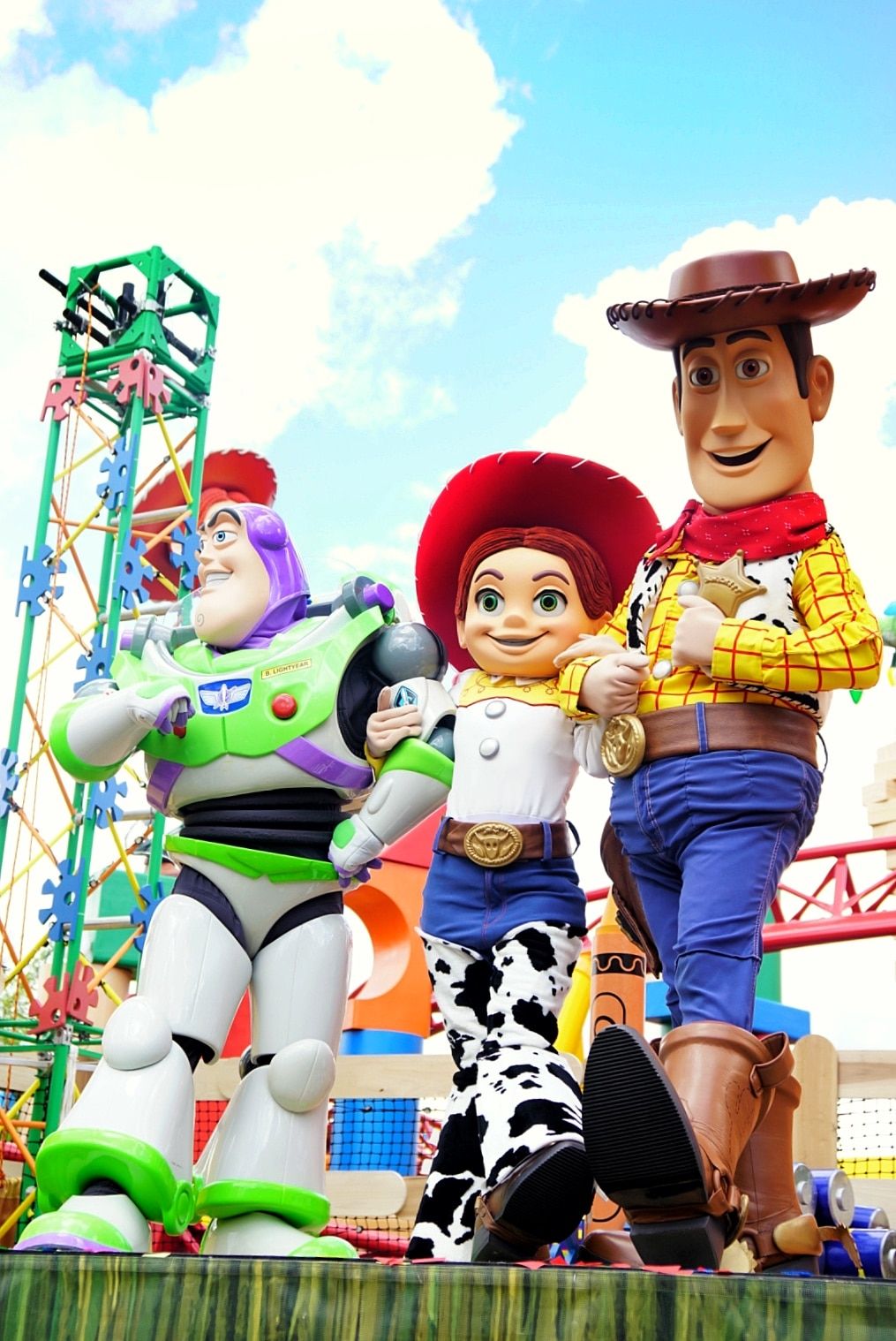 Personajes de Toy Story publicando en la dedicación de Toy Story Land