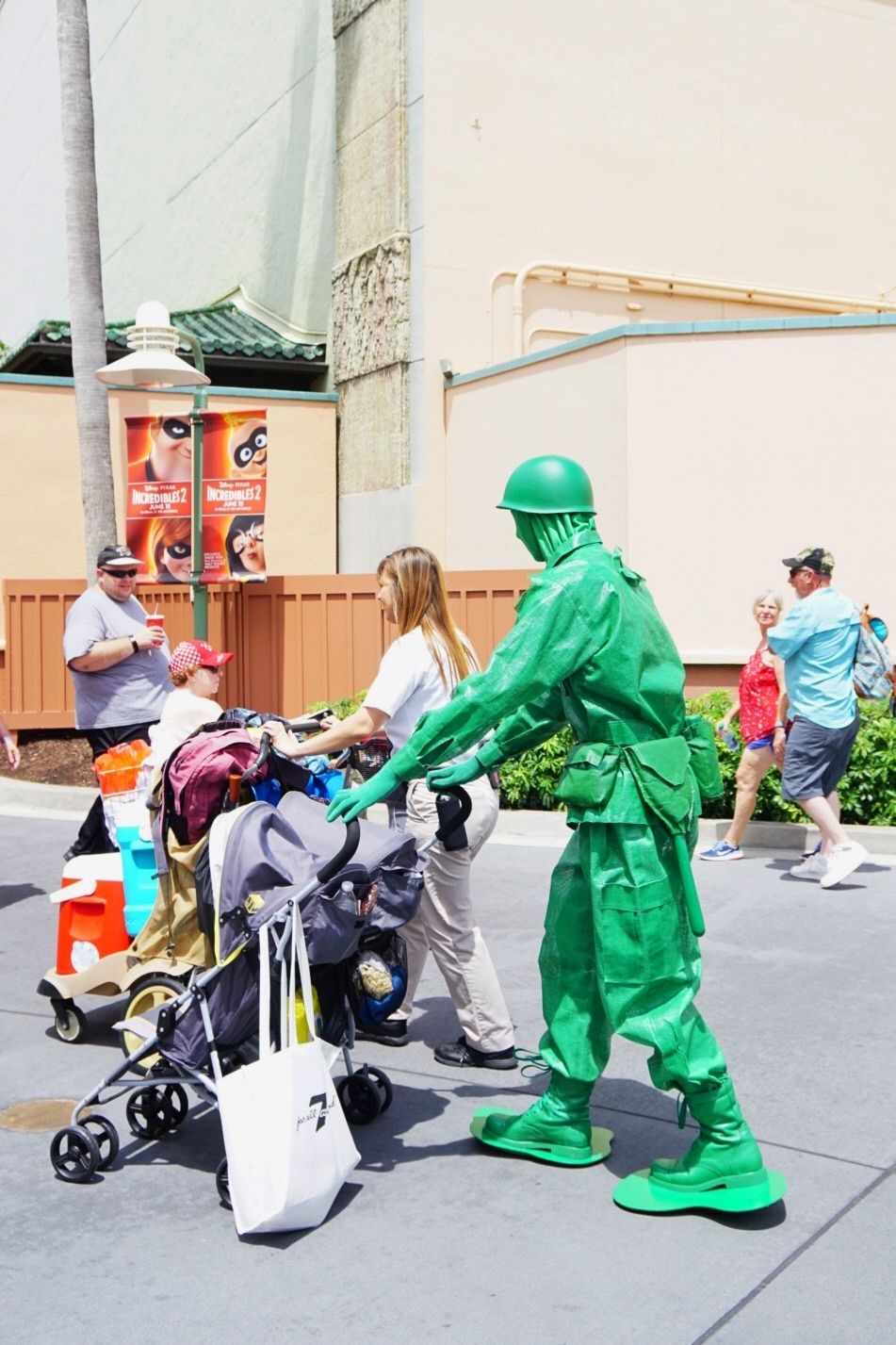 Žaliosios armijos vyrai, stumiantys vežimėlius Orlando „Toy Story Land“ mieste