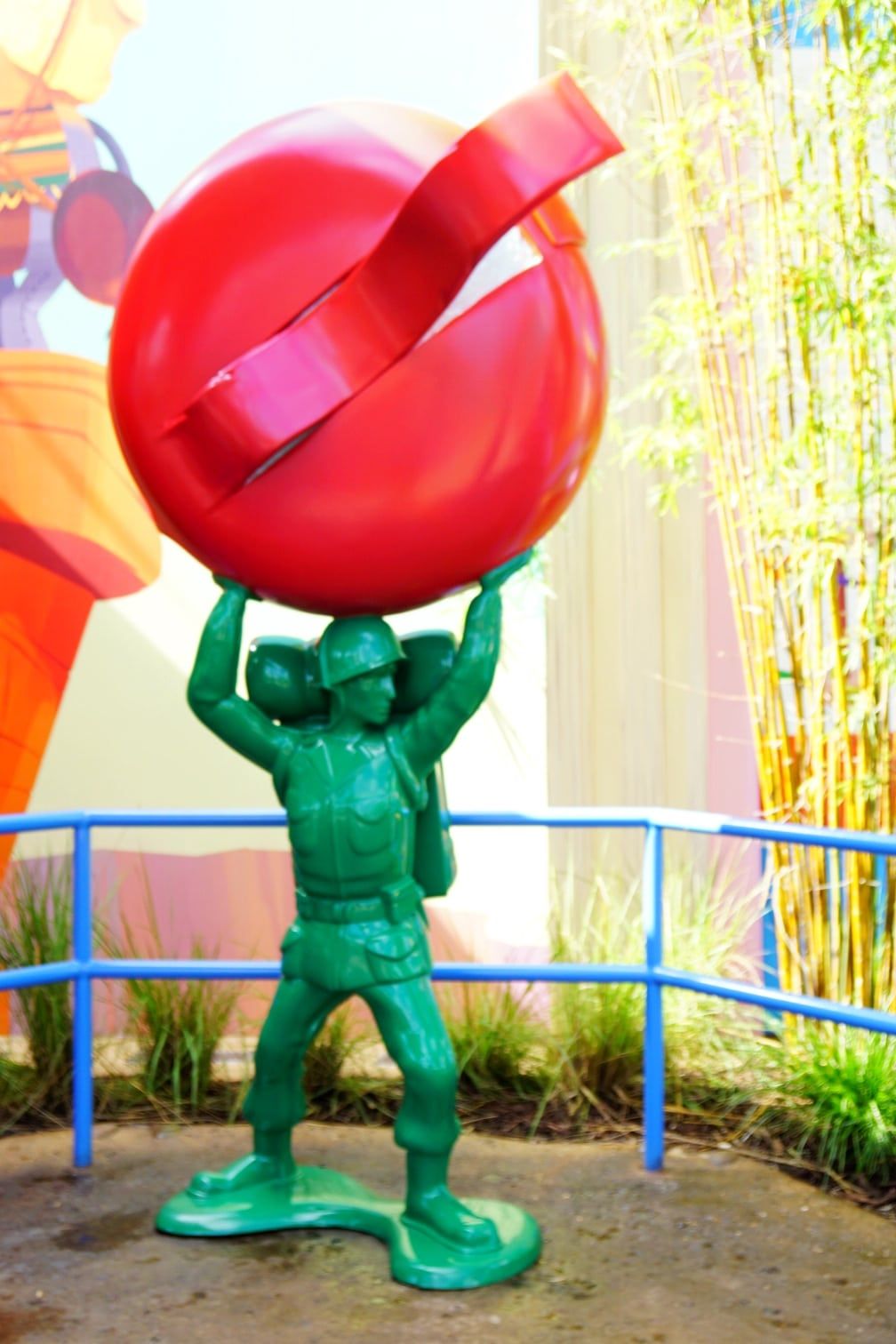 Green Army Man sosteniendo mini queso Babybel en Toy Story Land