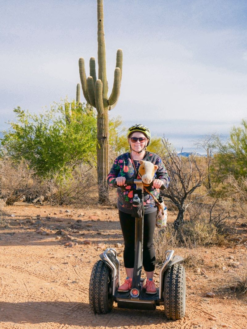 فورٹ میک ڈویل ایڈونچر کے دورے کے حصے میں صحرا میں سیگ وے پر سوار ایک لڑکی