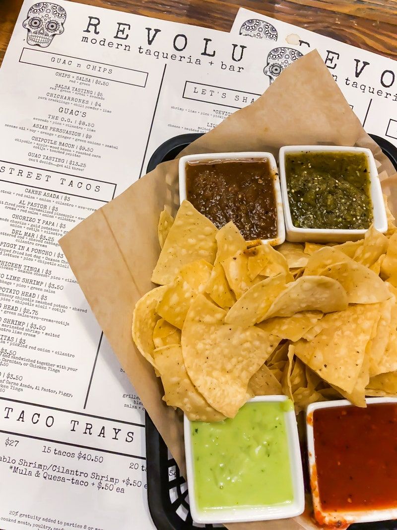 Keripik dan salsa di Revolu Taqueria, salah satu tempat makan paling menyenangkan di Phoenix