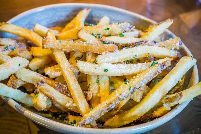 Las patatas fritas con trufa blanca son uno de los mejores artículos en The Henry Phoenix