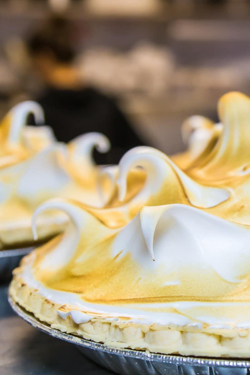 La tarta de limón y merengue y todas las demás tartas hacen de Rock Springs Cafe uno de los lugares más divertidos para comer en Phoenix