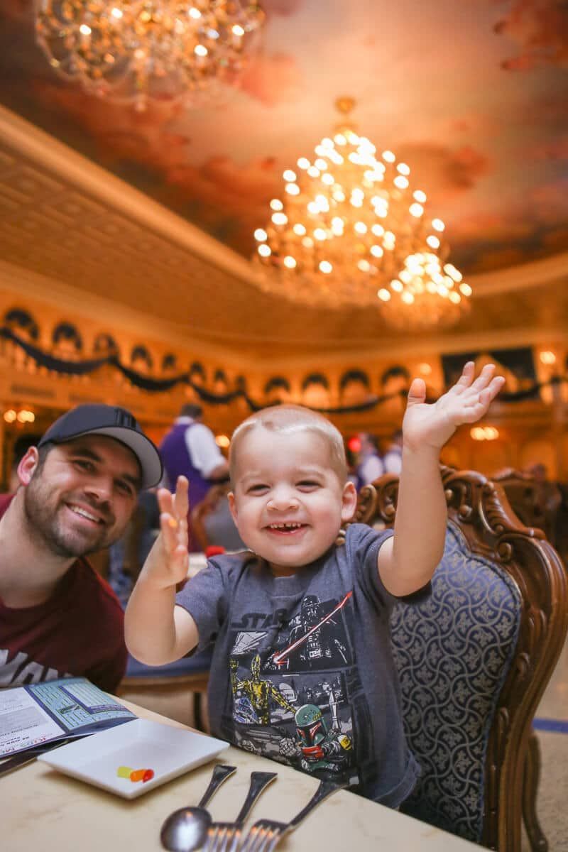Be Our Guest je jednou z nejoblíbenějších restaurací ve světě Walta Disneye, a to z dobrého důvodu. Pokud však nejste opatrní, může to být pro malé děti trochu děsivé. Podívejte se na tyto tipy na návštěvu s malými dětmi, včetně toho, co jíst (a vynechat), kde sedět a kdy jít!
