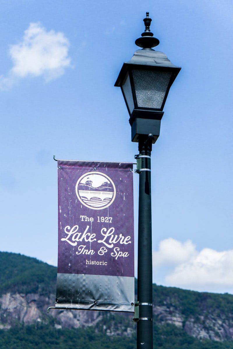 Uma placa em frente ao Lake Lure Inn