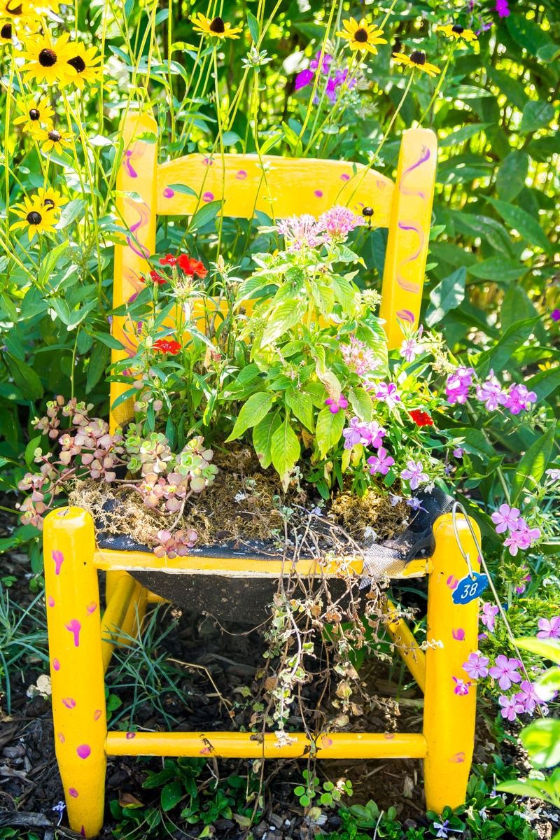 Una de las exhibiciones de sillas en el puente de flores de Lake Lure