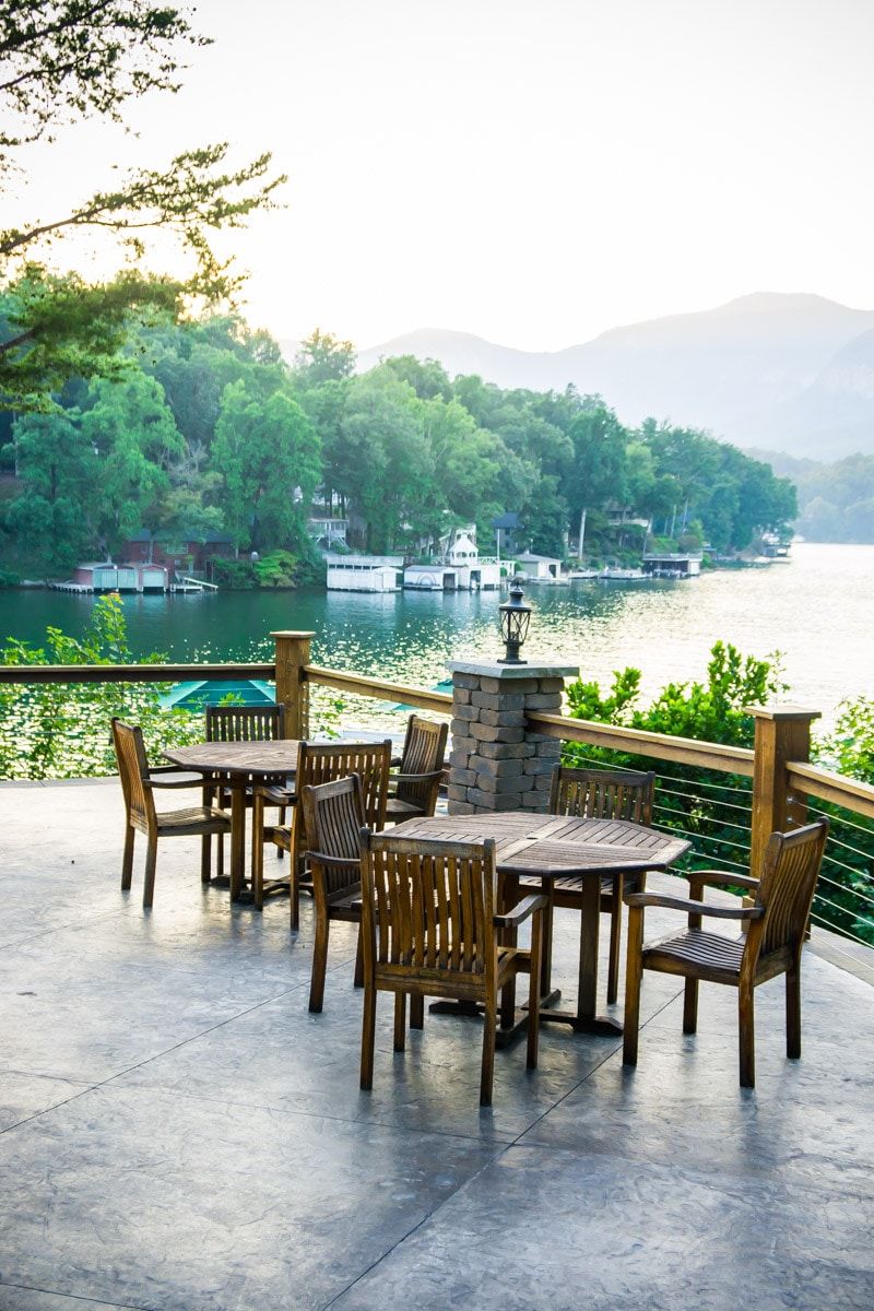 Η θέα από το πίσω μέρος ενός από τα πιο γραφικά εστιατόρια στη λίμνη Lure NC