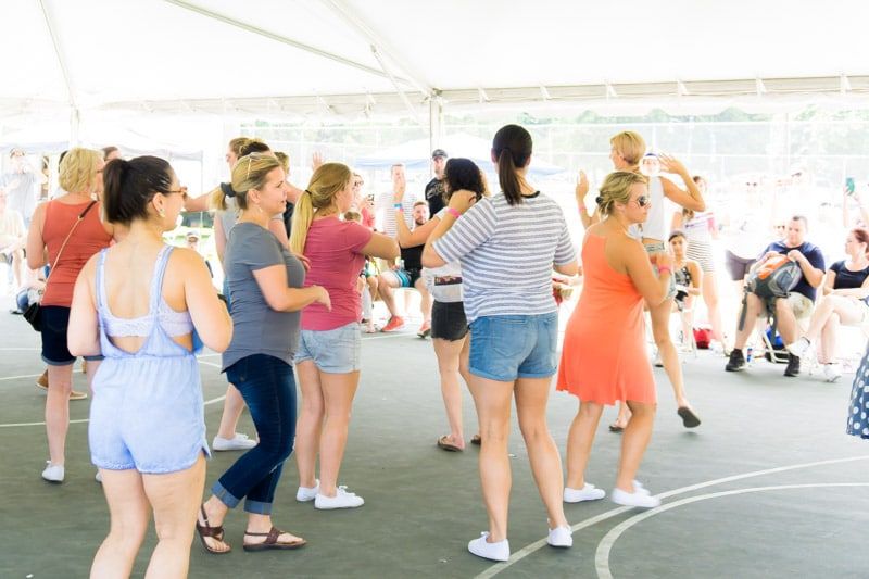 Lake Lure Dirty Dancing festivalinde dans dersleri alan kadınlar