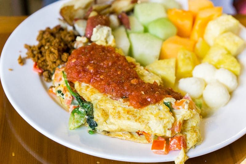 Raňajky formou bufetu v hoteli Great Wolf Lodge Grapevine vyrábajú omelety na objednávku